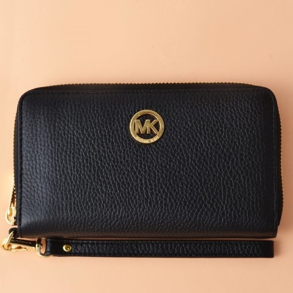 Michael Kors Handbags - Michael Kors Fulton Large Multifunction Wallet